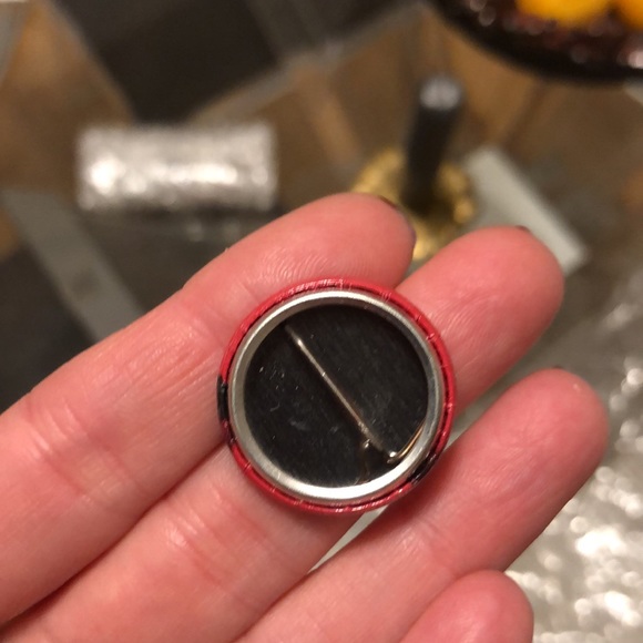 Chanel metal red CC logo clothing pin - Picture 2 of 2